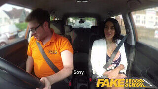 Fake Driving School gecivel megöntözött muff az oktató kocsijában
