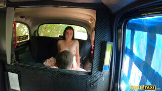 Fake Taxi - Fiatal gádzsi kamatyol a taxiban