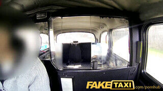 Lucia szopja a taxis farkát