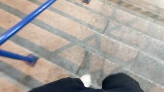 Fiatal nőci pénzért szop az utcán