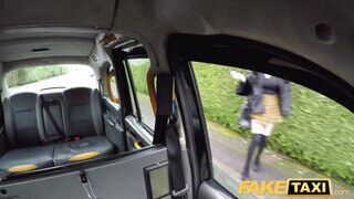 Fake Taxi - Szoknyás tini csajszi a taxissal kupakol
