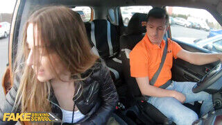 Fake Driving School - Eveline Dellai lovagol a jogsi oktató cerkáján