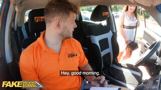 Fake Driving School - Little Eliss kamatyol az oktatóval