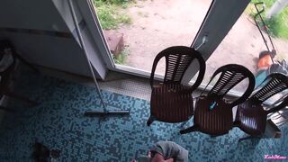 Kitetovált orosz tini csajszika a medencénél reszel