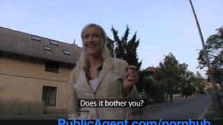 PublicAgent - Vicktoria Redd a kocsiban közösül