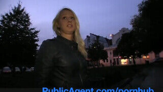PublicAgent - Lilith Lee szeret kukacot szopni