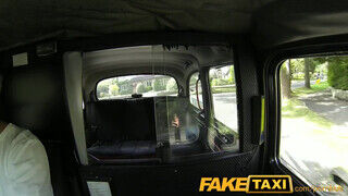 FakeTaxi - Summer Rose kedveli a óriási cerkát