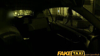 FakeTaxi - Olasz nőci a taxiban kefél
