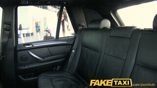 FakeTaxi - Penelope Amour kefélhető a taxiban
