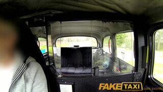 FakeTaxi - Chantelle Fox hancúrozik a taxissal