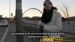 FakeTaxi - Fiatal ápoló lány hancúrozik a taxiban