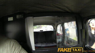 FakeTaxi néger hajú angol nő méretes kukit szop