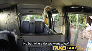 FakeTaxi - kitetovált formás popós gádzsi a motorháztetőn tolva
