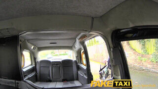 FakeTaxi - csábító idősebb nő a taxiban