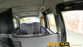 FakeTaxi - bögyös milf maca tövig benyeli a kukit