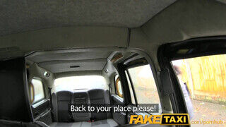 FakeTaxi - szű puncikájú pipi kettyinteni szeretne