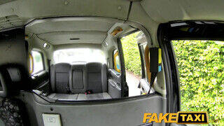 FakeTaxi - vörös milf maca szeret kefélni
