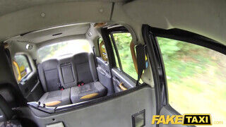 Fake Taxi - Lexi Lou segglyukba kefélve a taxiban