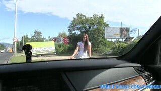 PublicAgent - Vanessa a bájos stoppos gádzsi