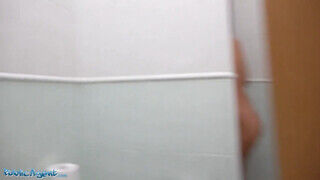 Kapuzsaru a WCben keféli meg a bögyös sunát