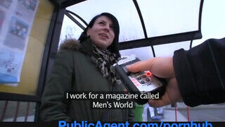 PublicAgent - nőci a buszmegállóból