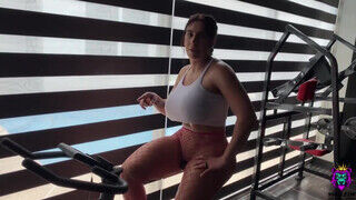 yinyleon - Csöcsös kolumbiai milf hátsó lyukba tolva