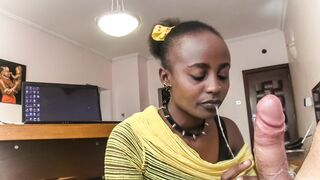 Nyakörves barna kéjhölgy nyáladzik a főnök pöcsén