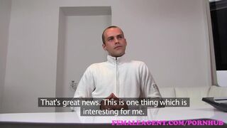 Bűbájos milf ügynök teszteli a kíméletlen muksót