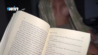 Nevelő hugom csábított el olvasás közben – ízletes közeli dörzsölés a méretes fenekű tinitől