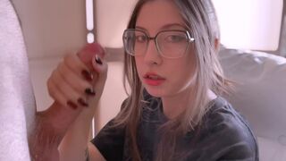 A lusta gamer tini orálozza a fazsat és mellkasába vesz duggást