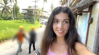 Aranyos tini pipi nyaldossa a hamburgerét az arcára fröccsent ondó közben közkifőzdében