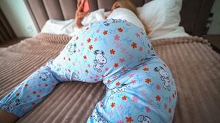 Nyitott ajtónál pornót nézve csábítja a nevelő apját a kicsike kéjnő lánya