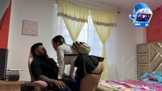 Egyedül vagyok a tesóm izgató barátnőjével, és gumi nélkül megbasszuk egymást, bele is élvezek a pinájába