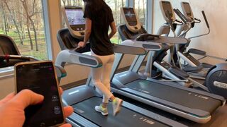 Nyilvános maszturbáció a teremben műfarokkal a fitnesz közben 3. rész