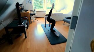 Tini fitnesz bige ujjazza magát, majd keményen megbasszák