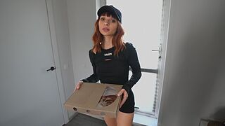 Szívdöglesztő diáklány futár megette a pizzámat és megbasztam a szűk punciját