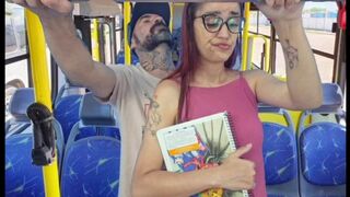 Tini spinét megbassza egy idegen a nyilvános buszban