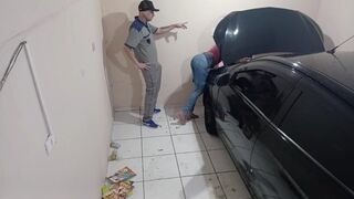 Gyönyörű fiatal ribi a szerelőnél szexel az alkalmazottal