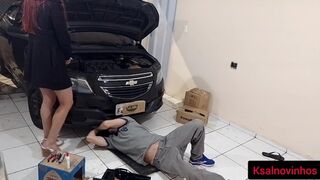 Autótulaj pipi rákívánt a szerelőjére!