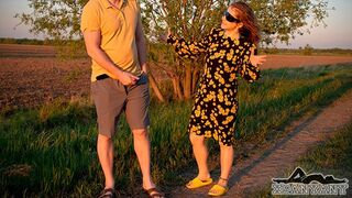 Szívdöglesztő szári bhabhi útbaigazítást kért egy desi idegentől, és keményen megbasszák a bíbor naplementében