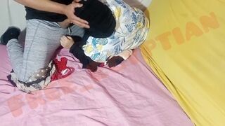 Bájos arab milf-et megbassza a fiatal srác, és kétszer is telelövi a hijabban