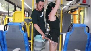 Korosodó hapsi dörzsöli és kiveri a barnára a buszon, amíg el nem élvez