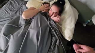 Dupla kicsike keblű barna hajú lányra pisil az ágyban majd pisi áztatta bugyijukban csókolóznak