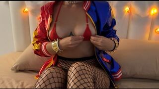 Ufo kúrel bele a bombázó harley quinnbe piros mikro bikiniben minden lyukba