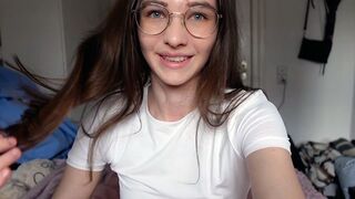 Ártatlan tini keményen keféli nagyajkú punciját cowboy szerkóban!