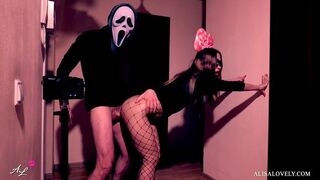 Maszkos őrült keményen megbassza a néger sunát a tükör előtt - halloween szerepjáték fétis páros játék