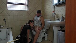 Apró luvnya leszopja a termetes dárdát a wc-n
