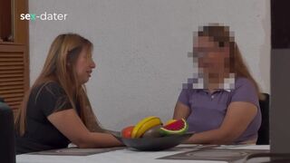 Izgató érett nő ujjazza a fiatal lezbi puncit, amíg az lőve élvez